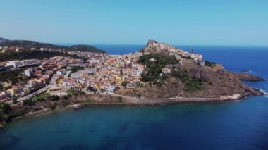 Güzel İtalyan sahil kasabasının hava manzarası. Castelsardo, Sardinya. Yüksek kalite 4k görüntü