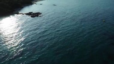 İtalya, Sardinya 'da gün batımında güzel plajların hızlandırılmış hava görüntüleri. Yüksek kalite 4k görüntü