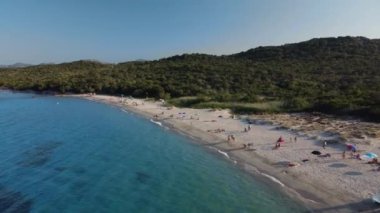 Gün batımında, havadan bakıldığında güzel, vahşi bir sahil. Yüksek kalite 4k görüntü