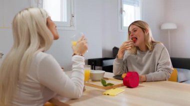 Romantik sevgililer günü kahvaltısı yapan iki kadın.