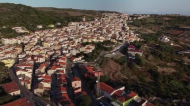 Şafakta küçük bir İtalyan köyünün havadan görünüşü. Yüksek kalite 4k görüntü