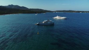 Gün batımında sardunya sahilindeki yatların dairesel hava manzarası. Yüksek kalite 4k görüntü