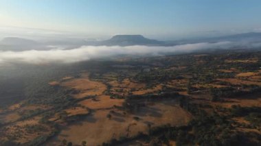 Sardunya 'nın kırsal kesiminde. Orman, bulutlar ve arka planda yalnız bir dağ. Yüksek kalite 4k görüntü