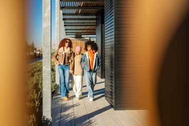 Üç farklı kadın, arkadaşlığı ve şehir yaşam tarzını kucaklayarak, sakin bir gezinti yapıyorlar.