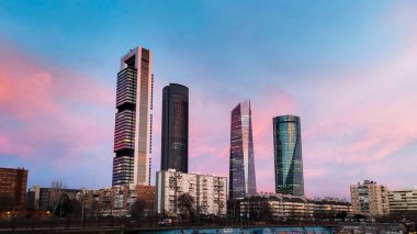 Güneşin doğuşunda Madrid 'in dört gökdeleni. Yüksek kalite fotoğraf