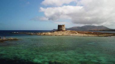La Pelosa, Sardinya. Akdeniz adasında turkuaz suyu olan antik bir kule. Hava görüntüleri. Yüksek kalite 4k görüntü