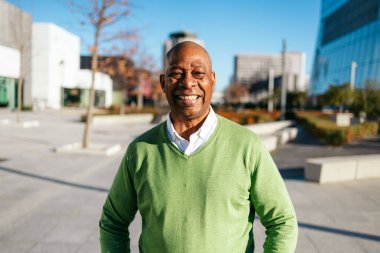 Olgun erkek sıcak şehir öğleden sonrasında dışarıda dinleniyor.