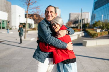 Kentsel mimari arka planda sevgi dolu yaşlı bir çift