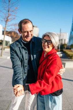 Son sınıf arkadaşları şehir ortamında neşeli bir anı paylaşıyorlar.