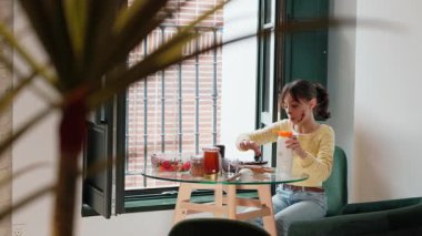 Evdeki pencerenin yanında çikolata yiyen bir kız. Yüksek kalite 4k görüntü