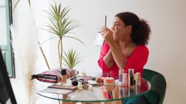 Evde makyaj yapan transseksüel kadın.