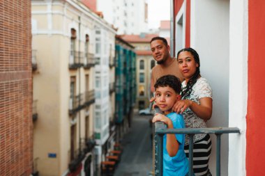 Latin aile Avrupa şehir merkezindeki evlerinin balkonunda duruyor
