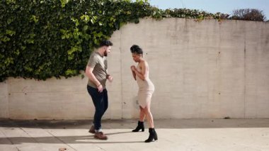 Küba salsa dansçıları şehir ortamında koreografi yapıyorlar.