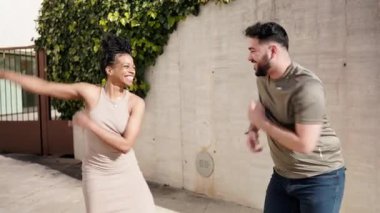 Şehir ortamında dans eden enerjik çift