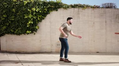 Çift açık havada Küba salsa dansı yapıyor.