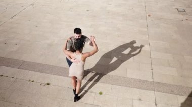 Çift açık havada Küba salsa dansı yapıyor.