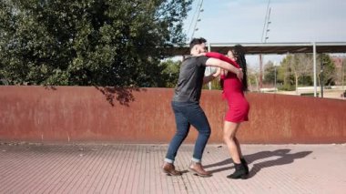 Çift açık havada Küba salsa dansı yapıyor.