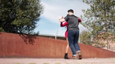 Enerjik Küba salsa dansçısı çift açık havada gösteri yapıyor.