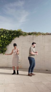 Çift açık havada Küba salsa dansı yapıyor.