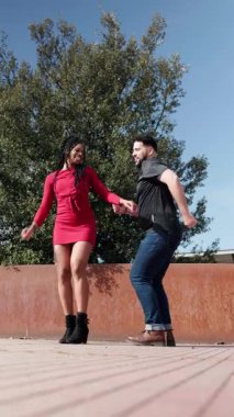 Enerjik çift açık havada Küba salsa dansı yapıyor.