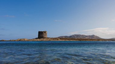 Akdeniz adasında turkuaz suyu olan antik bir kule. La Pelosa, Sardinya. Yüksek kalite fotoğraf