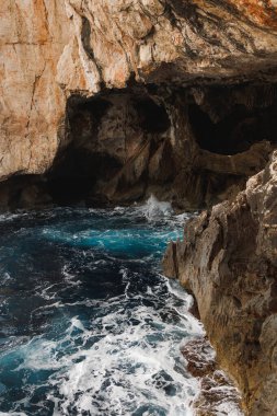 Turkuaz suyu olan bir deniz mağarası. Huysuz bir manzara. Sardunya mağarası. Uzayı kopyala Yüksek kalite fotoğraf