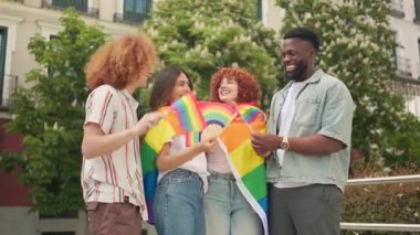 lgbt gurur ayını kutlayan çok uluslu arkadaşlar