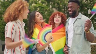 Mutlu çoklu etnik arkadaşlar lgbt gururunu gökkuşağı bayrakları ve hayranlarıyla kutluyor..