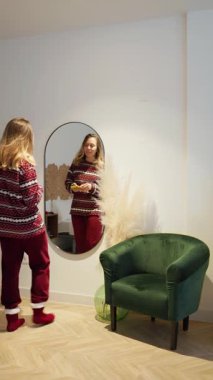 Kadın Noel pijamalarıyla selfie çekiyor.