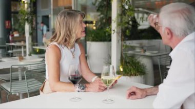 Üst düzey bir çift restoranda ukalalıkla ödeme yapıyor.