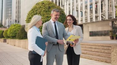 İş adamları dışarıda sözleşme şartlarını gözden geçiriyorlar