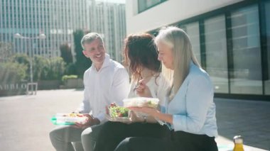 Ofis çalışanları dışarıda sağlıklı bir öğle yemeği arası veriyor.