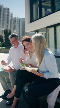 İş arkadaşları dışarıda sağlıklı bir öğle yemeği molası veriyor.