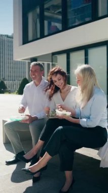 İş adamları birlikte sağlıklı bir öğle yemeği arası veriyor, yoldaşlığı teşvik ediyor ve iş hayatı dengesini sağlıyor.