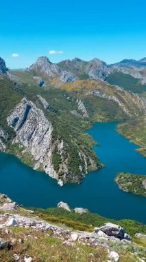 Gilbo Zirvesi 'ndeki riano rezervuarının panoramik görüntüsü. Yüksek kalite 4k görüntü