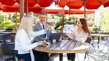 İş adamları açık kafede yapay zeka stratejisini tartışıyor