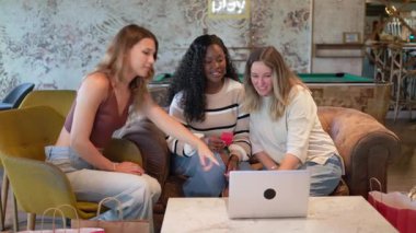 Çeşitli kadın arkadaşlar kredi kartıyla online alışveriş yapıyorlar