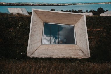 Penceresi olan güzel ahşap bir evin dikey görüntüsü.