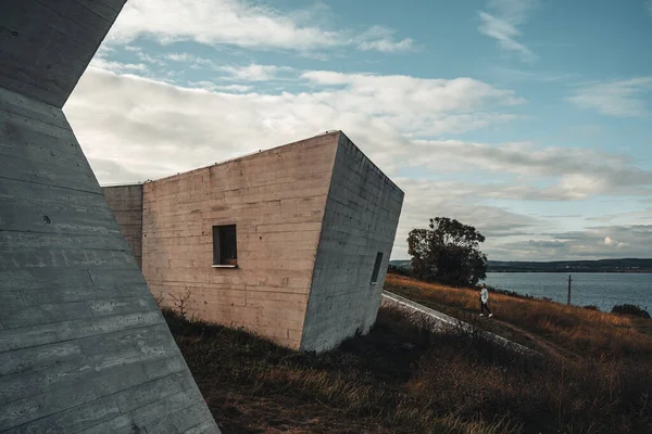 Kırsal kesimde terk edilmiş bir binanın güzel bir görüntüsü.