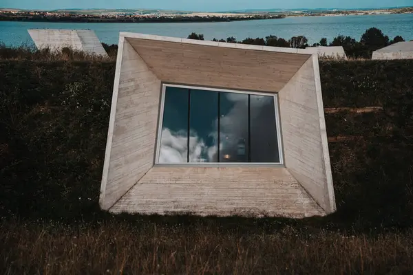 Penceresi olan güzel ahşap bir evin dikey görüntüsü.