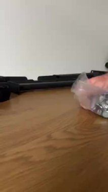 Çeşitli vida, cıvata ve duvar tıkaçlarıyla dolu şeffaf bir plastik torba, ahşap bir yüzey üzerinde tutuluyor, fitness ekipmanı kurulumu için gerekli donanımı gösteriyor.