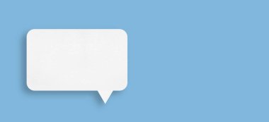 Konuşma baloncukları olan beyaz kağıt mavi arkaplan iletişim baloncukları tasarımı üzerine izole.