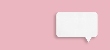 Pembe arkaplan iletişim baloncukları tasarımı üzerinde izole edilmiş kare konuşma baloncukları olan beyaz kağıt.