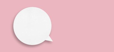 Konuşma baloncukları olan yuvarlak beyaz kağıt pembe arkaplan iletişim balonu tasarımında izole edilmiş.