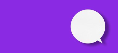 Beyaz kağıt, mor arka planda konuşma baloncukları şeklinde. İletişim balonları. Tasarım.