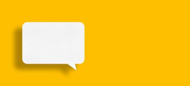 konuşma balonu şekli beyaz kağıt sarı arkaplan haberleşme baloncukları izole.