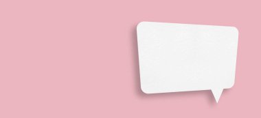 Pembe arkaplan iletişim baloncukları tasarımı üzerinde izole edilmiş kare konuşma baloncukları olan beyaz kağıt.