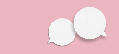 Konuşma baloncukları olan yuvarlak beyaz kağıt pembe arkaplan iletişim balonu tasarımında izole edilmiş.