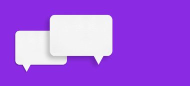 Konuşma baloncukları olan beyaz kağıt mor arkaplan iletişim baloncukları tasarımı üzerine izole