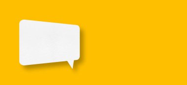 konuşma balonu şekli beyaz kağıt sarı arkaplan haberleşme baloncukları izole.